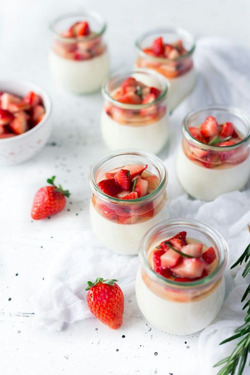 Yogurt bowl with berries